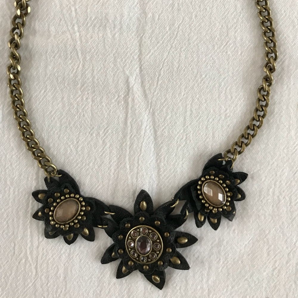 Necklace with leather, crystal and metal details.